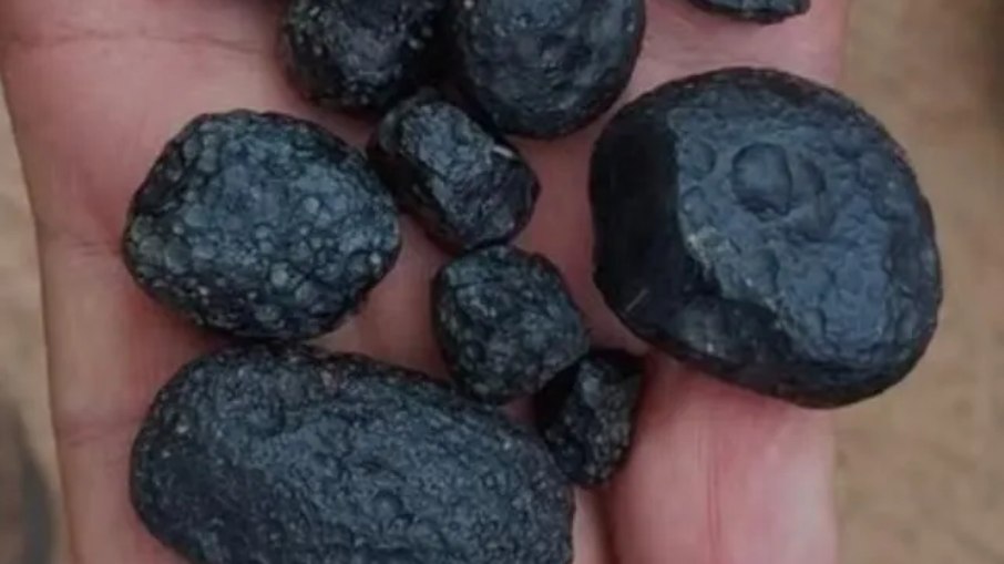 vidro cósmico formado por impacto de meteorito