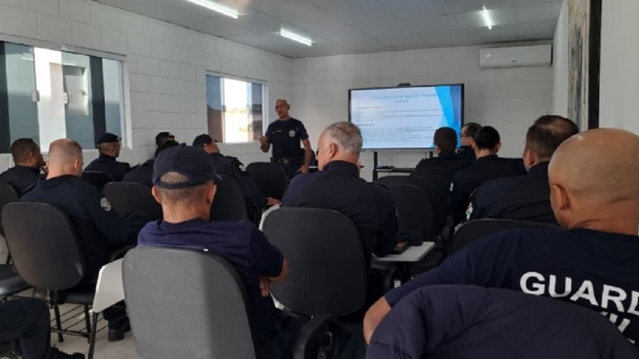 Capacitação reúne guardas municipais em duas semanas de aulas teóricas e práticas voltadas à atualização técnica, operacional e jurídica Capacitação reúne guardas municipais em duas semanas de aulas teóricas e práticas voltadas à atualização técnica, operacional e jurídica