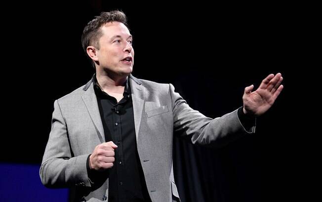 Elon Musk faz striptease para comemorar lançamento