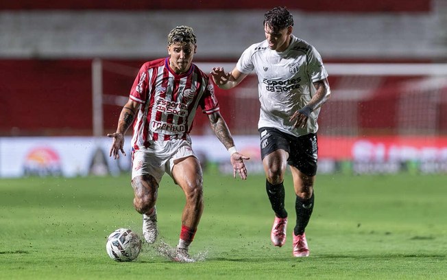 Léo Índio corre para festejar o seu gol, o da vitória do Naútico nos Aflitos Léo Índio corre para festejar o seu gol, o da vitória do Naútico nos Aflitos