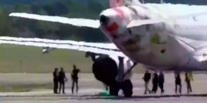 Homem é sugado por turbina de avião em aeroporto