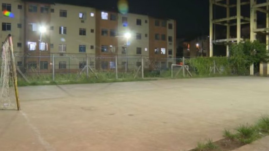 Menino de 11 anos é baleado enquanto brincava em condomínio em Realengo Menino de 11 anos é baleado enquanto brincava em condomínio em Realengo