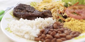Quanto custa almoçar fora? Prato feito já passa de R$ 31
