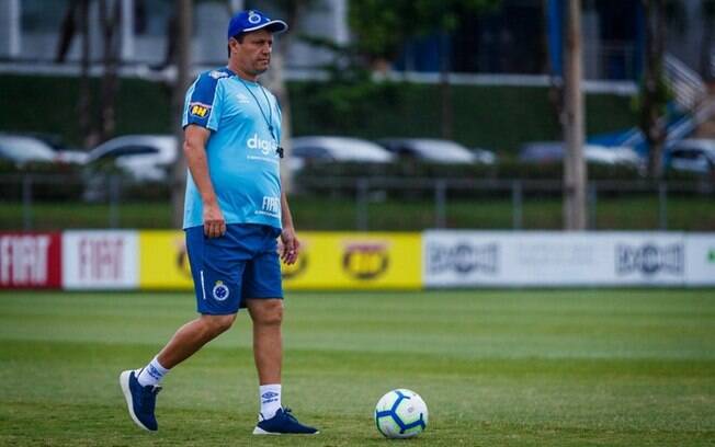 Adilson Batista se emociona ao falar da crise que viveu no Cruzeiro: 'não tinha dinheiro para p...nenhuma'