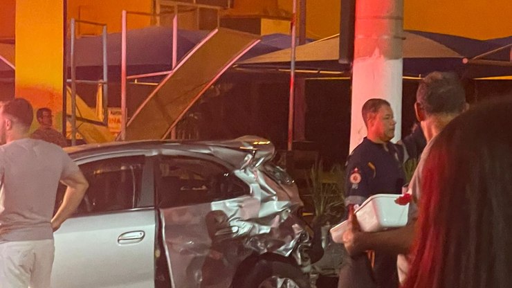 V%C3%8DDEO%3A%20%C3%94nibus%20invade%20mercado%20e%20deixa%2014%20feridos%20em%20MG