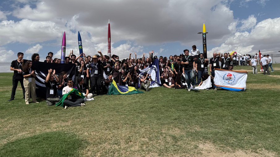 Equipes brasileiras reunidas na IREC 2025, o maior torneio universitário de foguetes do mundo. Equipes brasileiras reunidas na IREC 2025, o maior torneio universitário de foguetes do mundo.