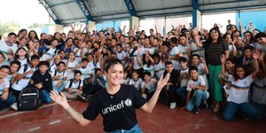 Maisa é cercada por crianças em escola e vídeo viraliza na web