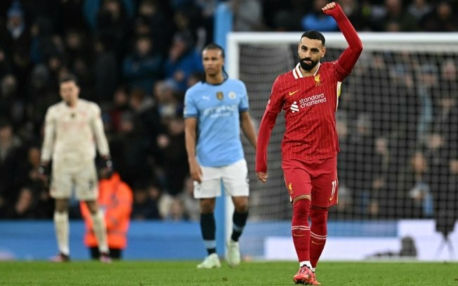 O atacante egípcio do Liverpool, Mohamed Salah, comemora seu gol contra o Manchester City na 26ª rodada da Premier League, em 23 de fevereiro de 2025, em Manchester O atacante egípcio do Liverpool, Mohamed Salah, comemora seu gol contra o Manchester City na 26ª rodada da Premier League, em 23 de fevereiro de 2025, em Manchester