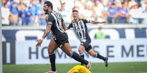 Hulk brilha, Gabigol é expulso e Atlético-MG vence Cruzeiro