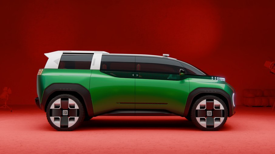 Com 4,45 metros de comprimento, o Fiat Multiplay utiliza uma carroceria modular para adaptar o espaço interno ao transporte de passageiros ou cargas.