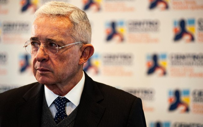 Uribe havia sido condenado por tentar alterar testemunho de ex-paramilitares, que o acusaram de apoiar movimento contra guerrilhas de esquerda Uribe havia sido condenado por tentar alterar testemunho de ex-paramilitares, que o acusaram de apoiar movimento contra guerrilhas de esquerda