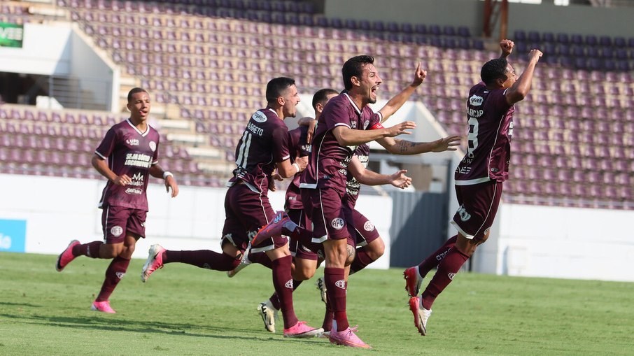 Jogadores da Ferroviária comemoram durante a vitória por 2 a 0 sobre a Inter de Limeira, resultado que garantiu o acesso à Série B