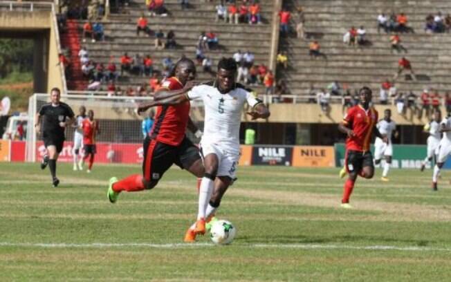 Uganda e Gana empataram sem gols muito por conta da atuação ruim do trio de arbitragem