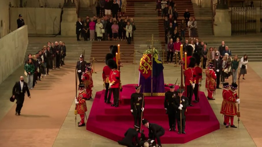 Guarda cai durante velório da Rainha Elizabeth II