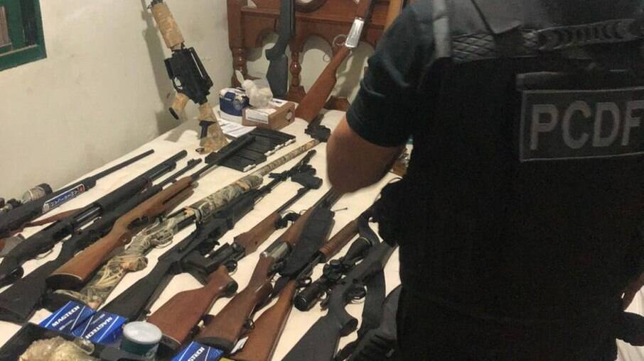 Armas apreendidas pela Polícia Civil do Distrito Federal. Elas pertenciam a uma quadrilha do exército que teria fraudado  o Certificado de Registro de Arma de Fogo a Caçadores (Cacs).