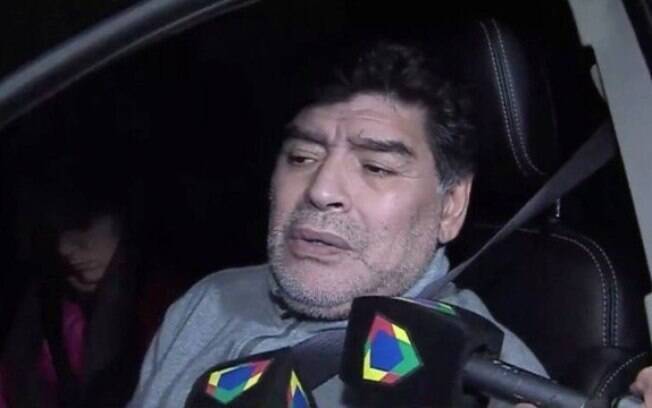 Maradona dá entrevista aparentemente bêbado