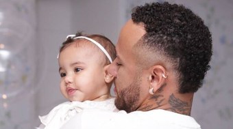 Neymar posta fotos do batizado de Mavie ao lado de Bruna Biancardi