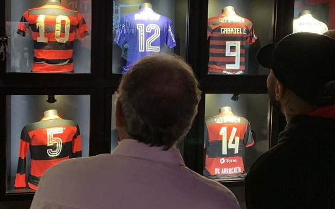 Zico ao lado de Gabigol em museu do Flamengo