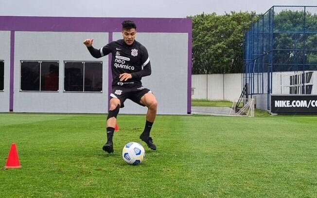 Roni sente dores na coxa e não treina com bola no Corinthians