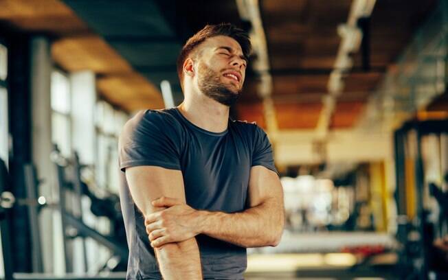 Cargas muito altas podem facilitar uma lesão muscular, que pode deixá-lo longe da academia por um bom tempo