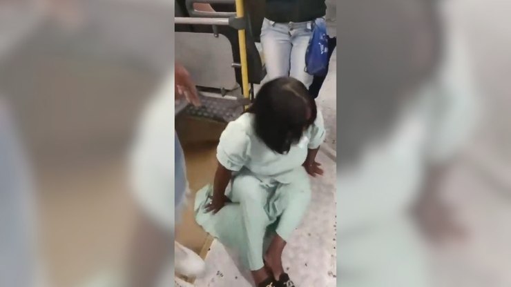 Cadeirante se arrasta para sair de ônibus após falha em elevador