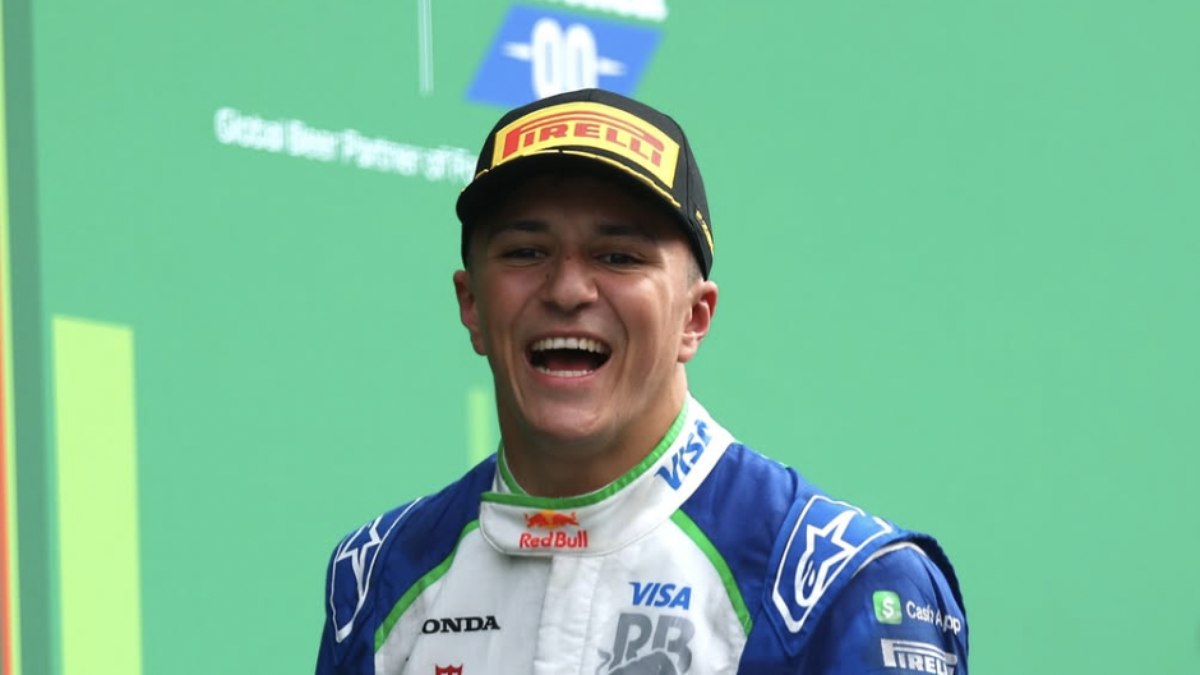 Isack Hadjar correrá ao lado de Verstappen em 2026