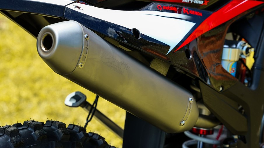 Escape MXF Pro-Exhaust Titanium com curva em aço inox reduz peso e otimiza desempenho