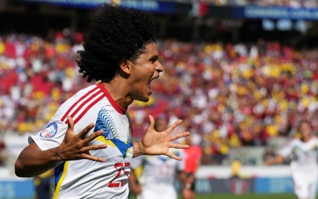 Eduard Bello comemora após marcar o gol da vitória da Venezuela sobre o Equador por 2 a 1 neste sábado, pela Copa América