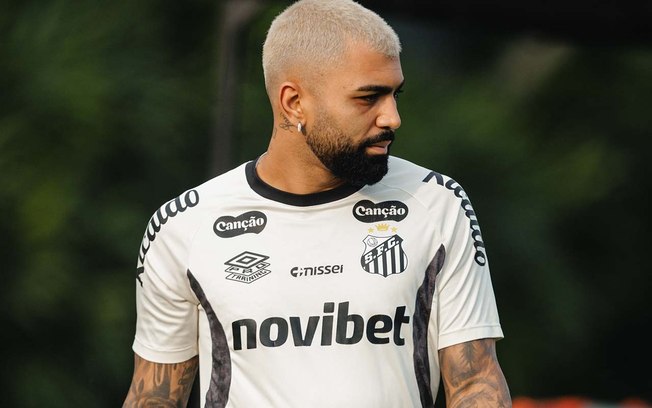 Neymar conversa com Cuca no treino desta terça-feira Neymar conversa com Cuca no treino desta terça-feira