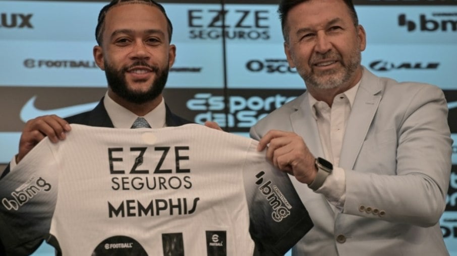 O atacante holandês Memphis Depay (E) não poderá ser inscrito na Copa do Brasil