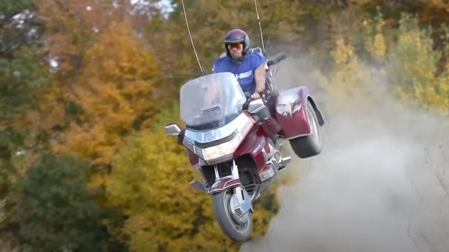 Salto com triciclo Honda Goldwing