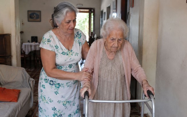Filhos idosos enfrentam desafios ao cuidar de pais superidos
