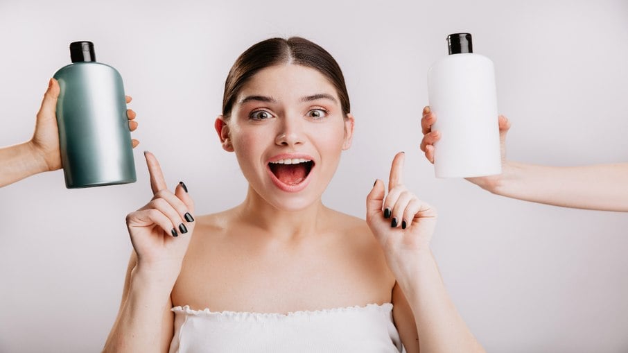 Mulher escolhendo shampoos