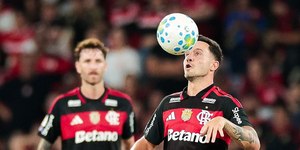 Meia questiona forma como é tratado no Flamengo após vitória