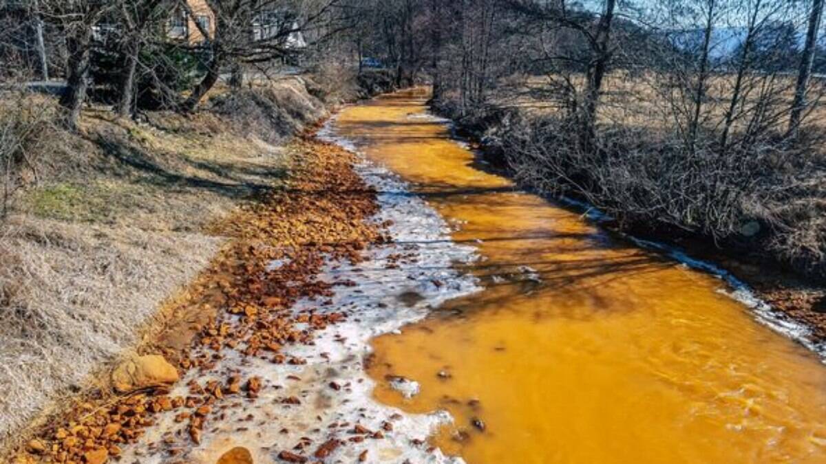 Rio na Eslováquia fica laranja após receber água de mina de ferro