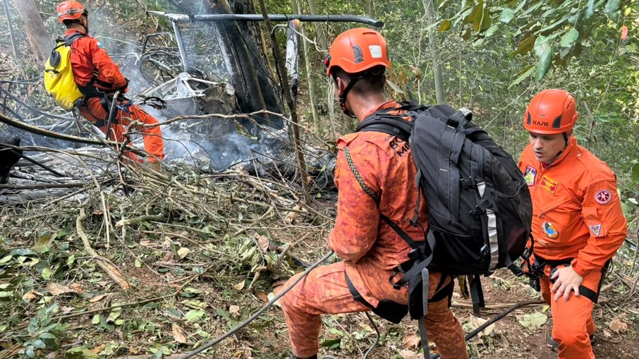Agentes do Corpo de Bombeiros atuando na queda do helicóptero da Vista Chinesa (RJ) Agentes do Corpo de Bombeiros atuando na queda do helicóptero da Vista Chinesa (RJ)