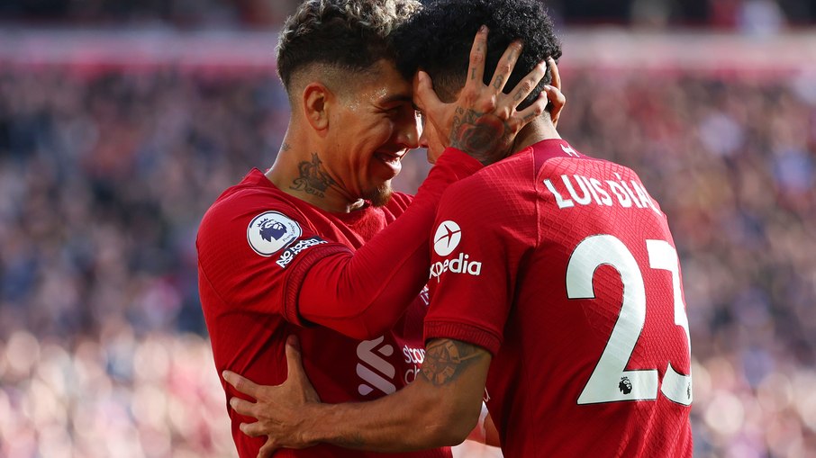 Liverpool empata com gol de Firmino