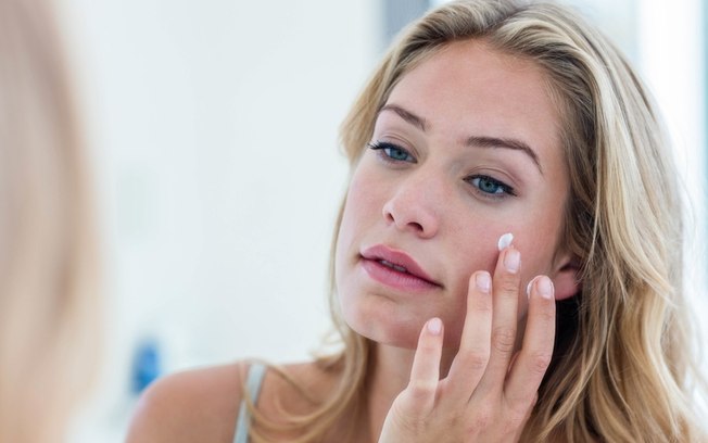 Aprenda como reaplicar o protetor solar sem estragar a maquiagem