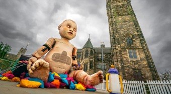 Cidade ergue boneca demoníaca em praça e aterroriza moradores