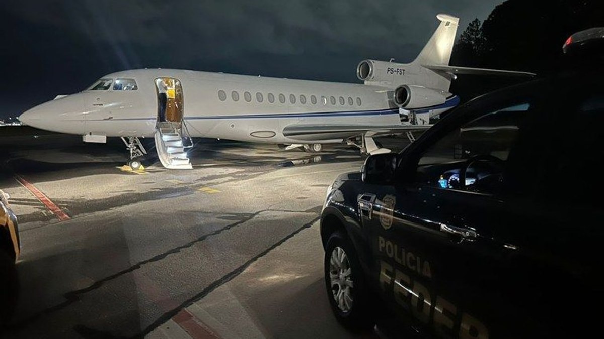 Jato Falcon 7X de matrícula PS-FST, ligado a Daniel Vorcaro, fotografado ao lado de viatura policial após a operação que apreendeu a aeronave Jato Falcon 7X de matrícula PS-FST, ligado a Daniel Vorcaro, fotografado ao lado de viatura policial após a operação que apreendeu a aeronave