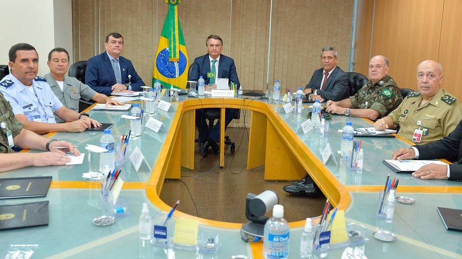 Jair Bolsonaro ao lado dos comandantes do Exército