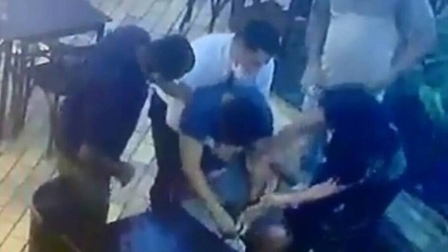 Homem é salvo por agentes da PRF após engasgar e desmaiar em restaurante