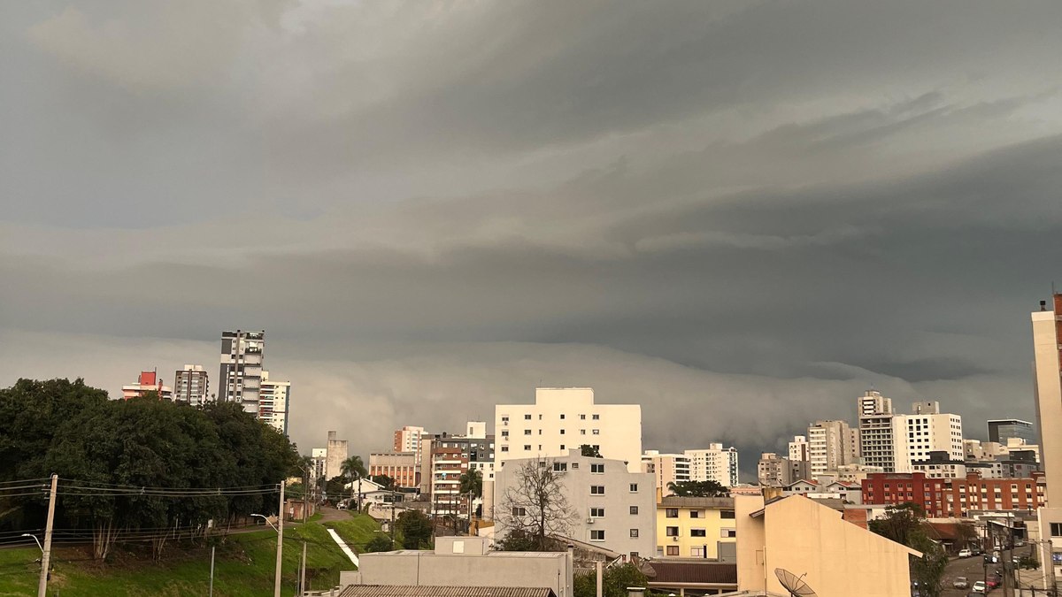 Meteorologistas avaliam que a chuva pode se estender até terça-feira (18) Meteorologistas avaliam que a chuva pode se estender até terça-feira (18)