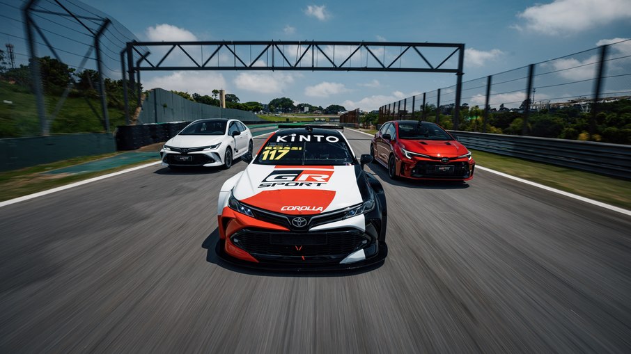 Toyota Corolla da Stock Car, Corolla GR-Sport e Corolla Gazoo Racing realizaram uma volta no Autódromo de Interlagos na última etapa de 2023