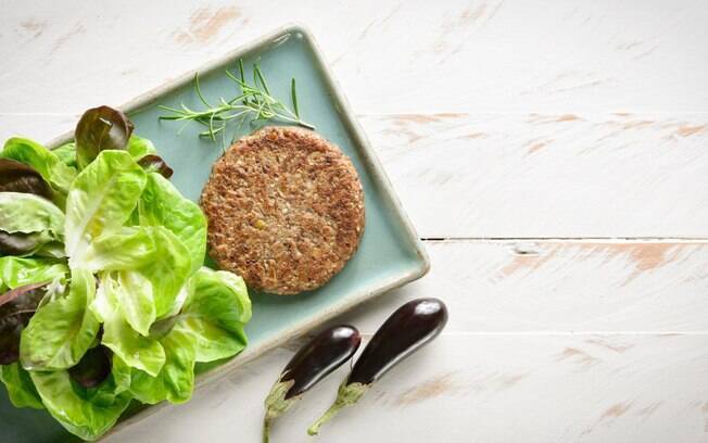 Para quem começou uma dieta vegana e procura uma opção sem carne, o hambúrguer de berinjela é uma ótima alternativa