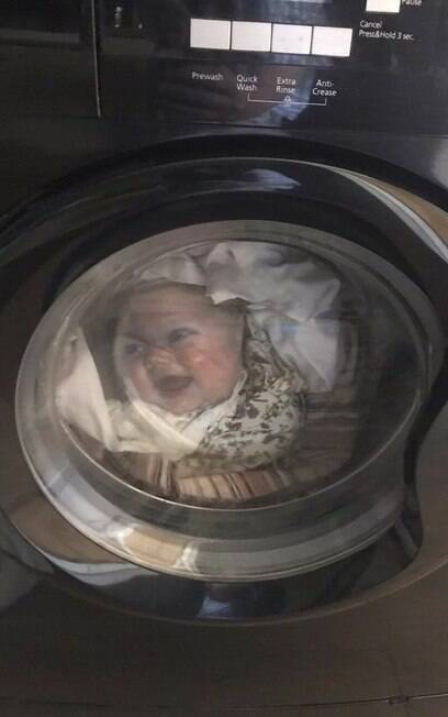 Filho na máquina de lavar
