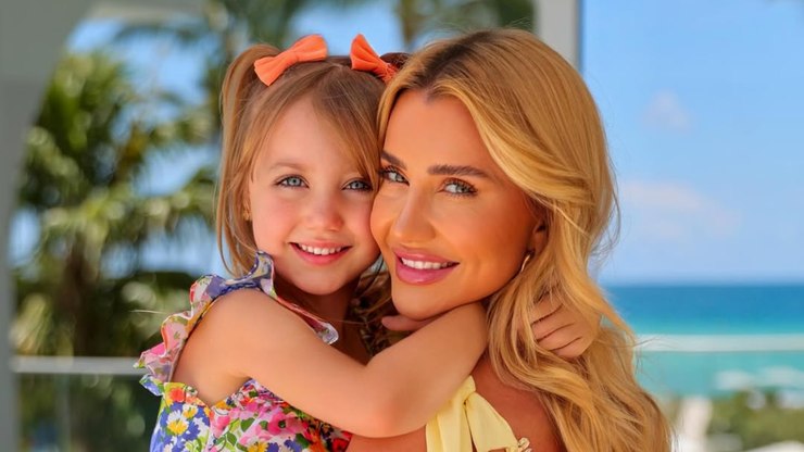 Ana%20Paula%20Siebert%20diz%20se%20ainda%20mostrar%C3%A1%20filha%20na%20web%20ap%C3%B3s%20ataques