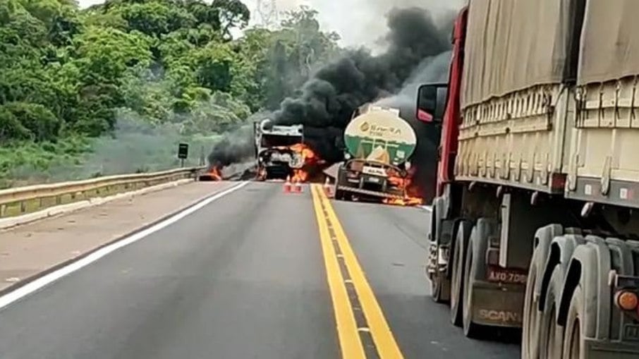 Caminhões incendiados bloqueando a BR-163, em Sorriso (MT)
