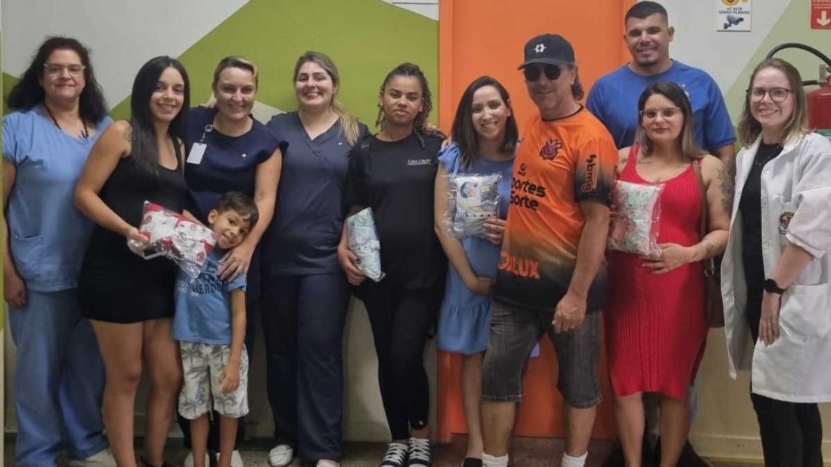 temas como registro do bebê, vacinação, tempo de internação e triagem neonatal são abordados durante a visita