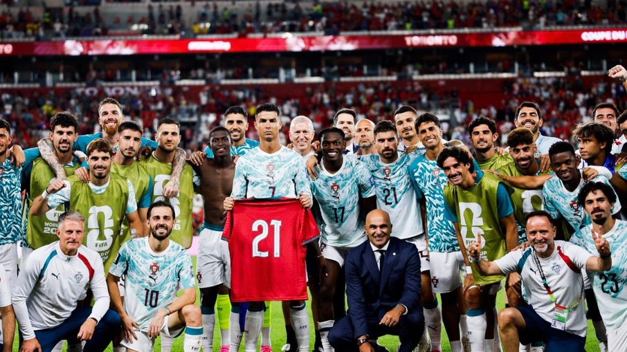 Cristiano Ronaldo segura a camisa de Diogo Jota
